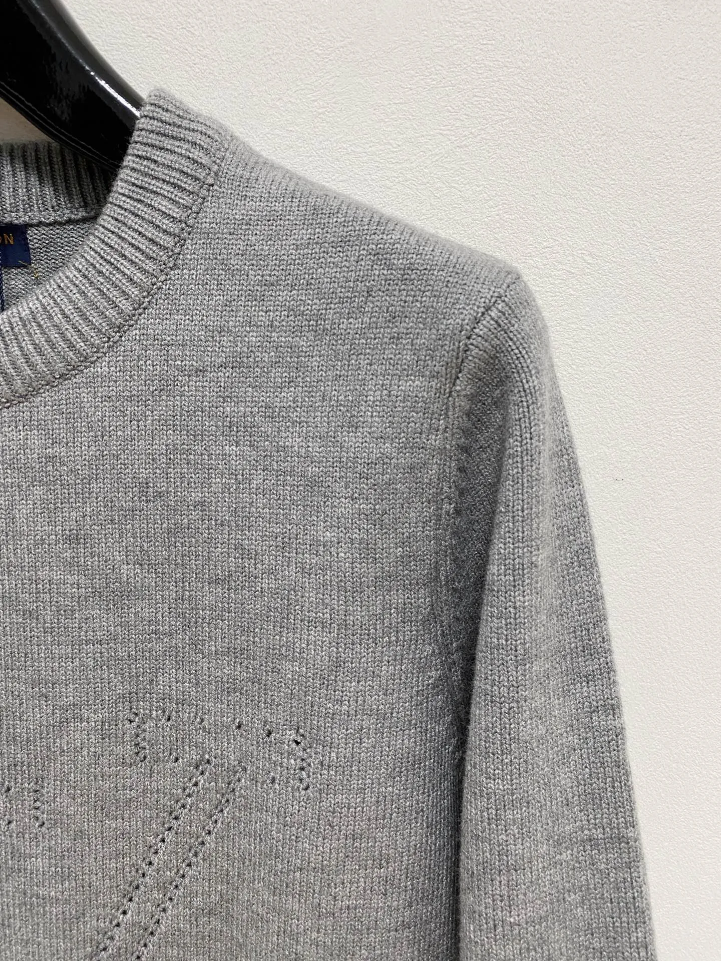 🅿️440 LV crew neck sweater, made of wool blended yarn, has good warmth retention, fluffy and soft, doubles skin care, giving you a lightweight wearing experience. High-quality natural fibers ensure high-quality life. The whole piece adopts solid color single-sided craftsmanship, leaving loose space when fit, solid color plain weave, neat texture, solid color design, durable and high-end. The workmanship is meticulous, fashionable and versatile. The reverse shoulder design is simple and comfortable. At the same time, it uses counter stitching to highlight the quality in the details, making the temperament more low-key, restrained, calm and stylish, and better showing the clean and tidy side of successful men. The collar, cuffs, and hem are made of dense rib weaving, which is tight and elastic, not easy to deform, and highlights the details and texture. Whether worn alone or layered, it can not only give you a warm feeling, but also give you a sophisticated sense of fashion.      Size: M-XXXL